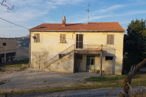 Casa rurale + corte di 3000 mq