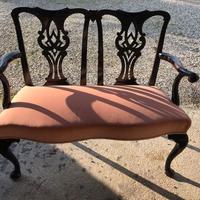 Antico divanetto inglese in mogano, a due posti