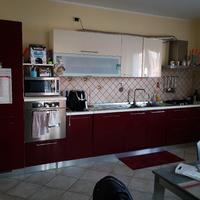 cucina con elettrodomestici 