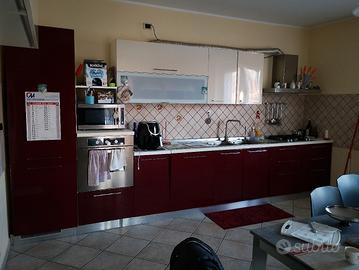 cucina con elettrodomestici 