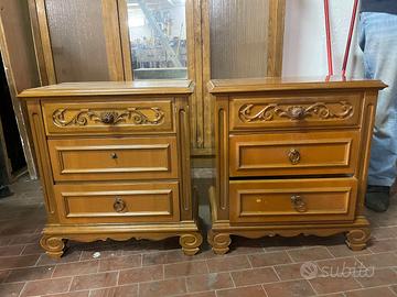 Coppia di Comodini Vintage in Legno Massello