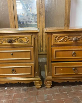 Coppia di Comodini Vintage in Legno Massello