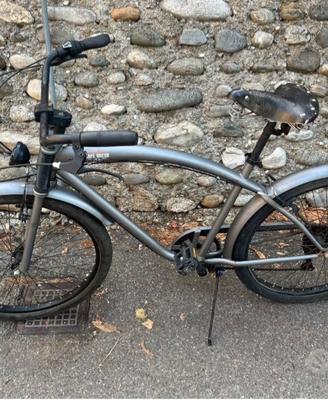 2 bici Cafe Racer nera e gigia