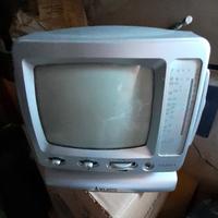 Piccolo televisore vintage con radio 