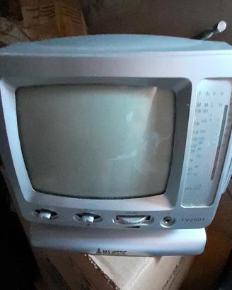 Piccolo televisore vintage con radio 