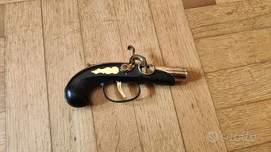 Accendino vintage in stile pistola antica