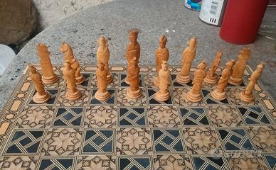 Scacchi orientali e scacchiera intarsiata