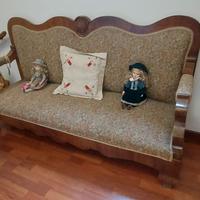 Divano antico in stile classico 