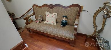 Divano antico in stile classico 