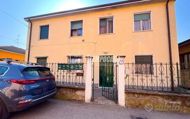 LUMINOSO BILOCALE AL PIANO TERRA CON BOX AUTO!