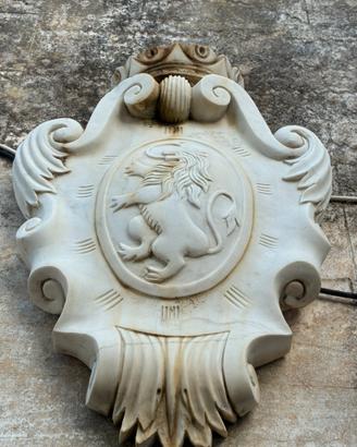 Stemma decorativo con leone rampante