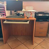 scrivania con cassettiera