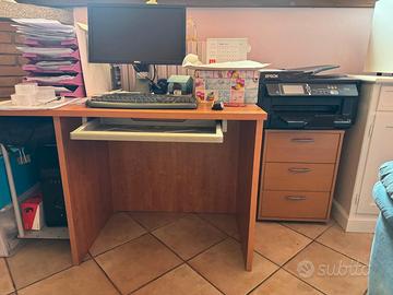 scrivania con cassettiera