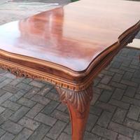 Tavolo d' epoca in legno massello e intagliato.