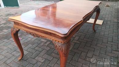 Tavolo d' epoca in legno massello e intagliato.