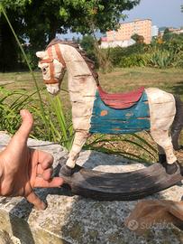 coppia di cavalli in legno