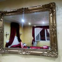 SPECCHIO CON CORNICE DORATA