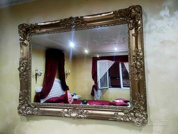 SPECCHIO CON CORNICE DORATA