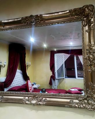 SPECCHIO CON CORNICE DORATA