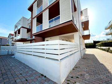 App nuovo con giardino. Cento metri mare scerne