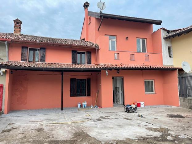 Casa con 3 bagni.3 camere e cortile privato