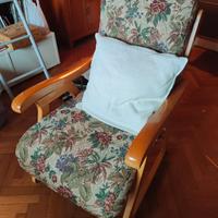 Poltrona con braccioli in legno