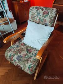 Poltrona con braccioli in legno