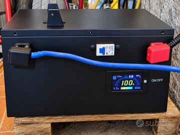 Box batteria LiFePO4 con JK-BMS, display e accesso