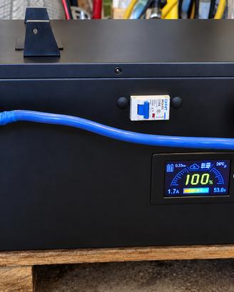 Box batteria LiFePO4 con JK-BMS, display e accesso