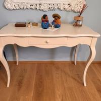 Tavolo bianco con cassetto