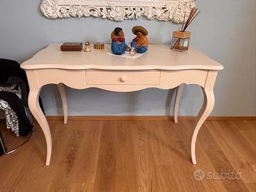 Tavolo bianco con cassetto