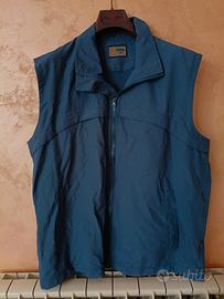 Giubbino smanicato uomo blu con tasche.