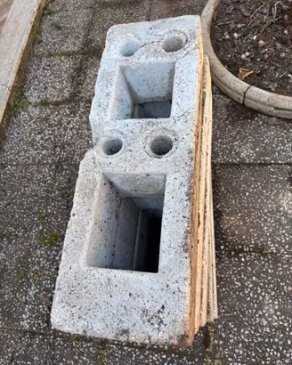 Plintini in cemento per recinzione mobile.