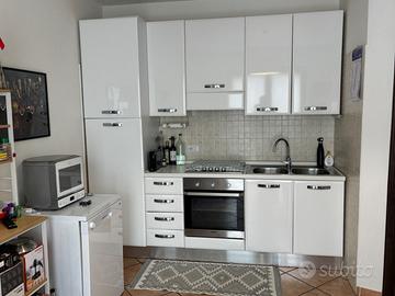 Cucina lineare 250x240 con frigo e forno a incasso