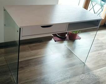 Scrivania con eleganti gambe in vetro temprato