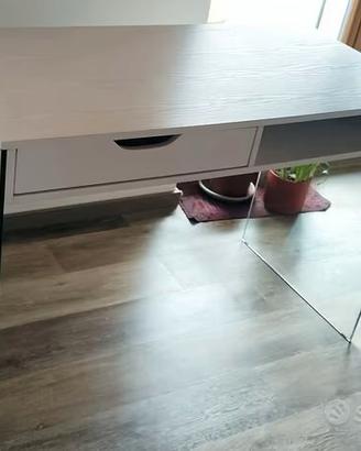 Scrivania con eleganti gambe in vetro temprato