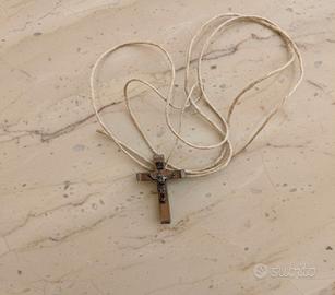 Crocefisso in legno e finiture metalliche