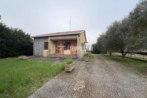 Casa indipendente con giardino