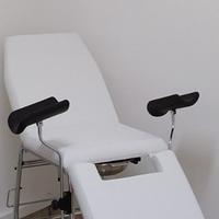 Lettino ginecologico con cosciali