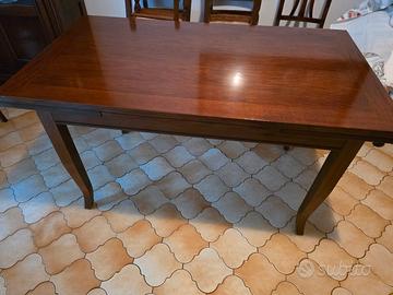 tavolo in legno allungabile con 4 sedie