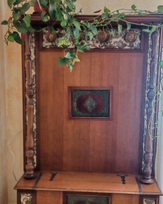 Cassapanca-contenitore con appendiabiti in legno