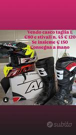 casco e stivali moto