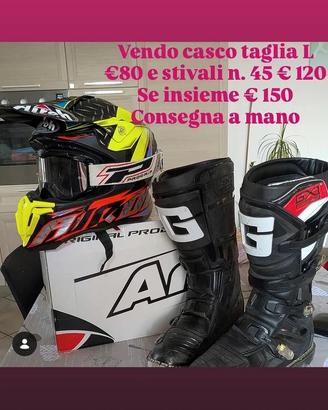 casco e stivali moto