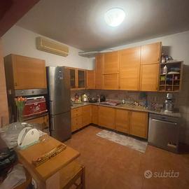 Cucina angolare in legno massiccio