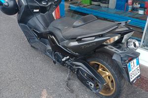 scooter yamaha  530