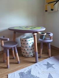 Tavolino Stokke Mutable+due sedie+accessori 