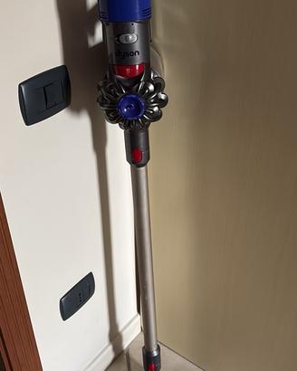 Dyson V8