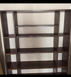 Scaffale in legno color noce