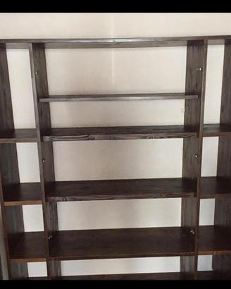 Scaffale in legno color noce