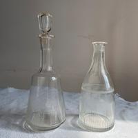 Coppia di bottiglie antiche in vetro decorato